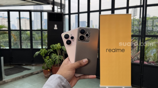 Realme 15 5G yang akan dikenalkan ke Indonesia pada Kamis (25/9/2025). [Suara.com/Dicky Prastya]