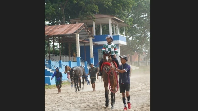 Para atlet berkuda tengah berlatih di Pacuan Kuda Kubu Gadang, Payakumbuh Sumbar, lokasi Indonesia’s Horse Racing (IHR) Cup II 2025 (Dok: SARGA.CO)