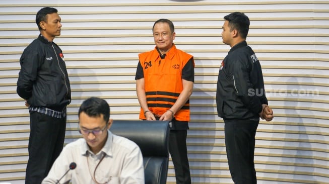 Dirut PT Wahana Adyawarna, Menas Erwin Djohansyah mengenakan rompi tahanan usai menjalani pemeriksaan di Gedung Merah Putih KPK, Jakarta, Kamis (25/9/2025). [Suara.com/Alfian Winanto]