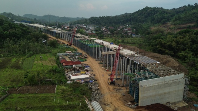 Foto udara suasana pembangunan akses Jalan Tol Yogyakarta-Bawen Seksi 6, Bawen, Kabupaten Semarang, Jawa Tengah, Rabu (24/9/2025). [ANTARA FOTO/Makna Zaezar/nz]
