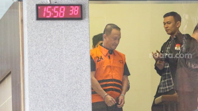 Dirut PT Wahana Adyawarna, Menas Erwin Djohansyah mengenakan rompi tahanan usai menjalani pemeriksaan di Gedung Merah Putih KPK, Jakarta, Kamis (25/9/2025). [Suara.com/Alfian Winanto]