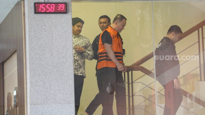 Dirut PT Wahana Adyawarna, Menas Erwin Djohansyah mengenakan rompi tahanan usai menjalani pemeriksaan di Gedung Merah Putih KPK, Jakarta, Kamis (25/9/2025). [Suara.com/Alfian Winanto]