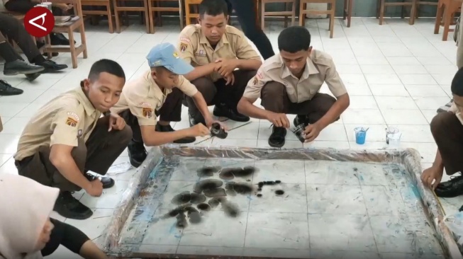Kreatif! Siswa SMK di Sragen Bikin Seragam Batik Sendiri dengan Teknik Jepang