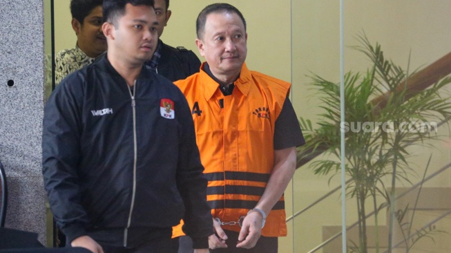 Dirut PT Wahana Adyawarna, Menas Erwin Djohansyah mengenakan rompi tahanan usai menjalani pemeriksaan di Gedung Merah Putih KPK, Jakarta, Kamis (25/9/2025). [Suara.com/Alfian Winanto]