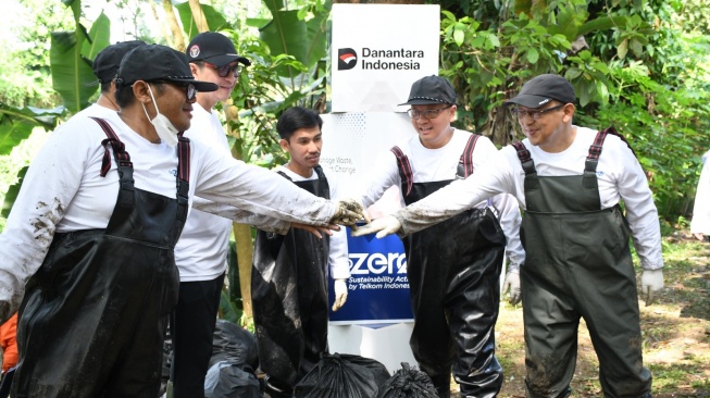 Hari Sungai Sedunia, Telkom Gandeng Pandawara Gelar River Clean Up di Cioray Bandung