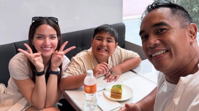 Nia Ramadhani Jadi Anak Rumahan di Singapura: Belajar Masak demi Anak