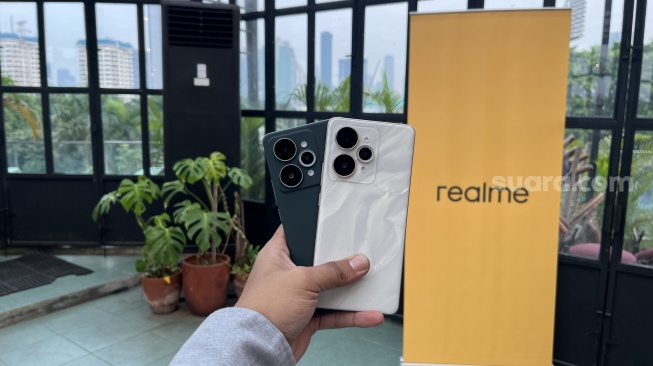 Realme 15 Pro 5G yang resmi dikenalkan ke Indonesia pada Kamis (25/9/2025). [Suara.com/Dicky Prastya]