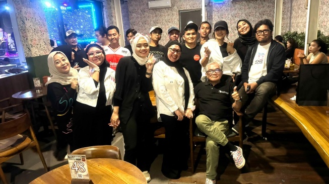 Penyanyi Asrilia Kurniati menggelar konser sekaligus mengumpulkan donasi untuk penjuang kanker Ananda Ervitha. [dokumentasi pribadi]
