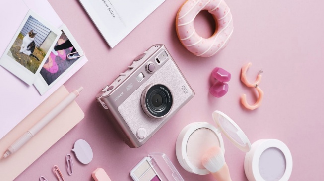 Kamera instan Fujifilm Instax Mini Evo. [Fujifilm Indonesia]