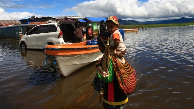 Seorang warga melintas di sekitar pinggiran Danau Paniai di Kampung Kogekotu, Kecamatan Paniai Timuri, Kabupaten Paniai, Provinsi Papua Tengah, Rabu (24/9/2025). [ANTARA FOTO/Gusti Tanati/nz]
