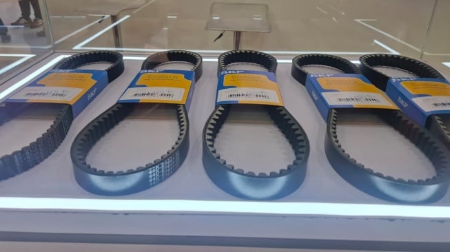 Jajaran produk aftermarket untuk sepeda motor dari SKF di IMOS 2025. (Foto: SUARA.com/Manuel Jeghesta)
