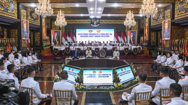 Menteri Pertahanan Sjafrie Sjamsoeddin (kedua kanan), Duta Besar Palestina Zuhair Al-Shun (kiri), Panglima TNI Jenderal TNI Agus Subiyanto (kedua kanan), dan Rektor Universitas Pertahanan Letnan Jendral TNI (Purn) Anton Nugroho (kanan) menyampaikan arahan kepada kadet Universitas Pertahanan asal Palestina di Kementerian Pertahanan, Jakarta, Jumat (26/9/2025). [ANTARA FOTO/Sulthony Hasanuddin/rwa]