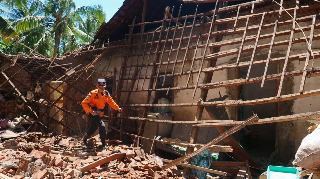 Petugas BPBD mengecek bangunan yang ambruk akibat gempa di Desa Bimorejo, Wongsorejo, Banyuwangi, Jawa Timur, Jumat (26/9/2025). [ANTARA FOTO/Budi Candra Setya/bar]