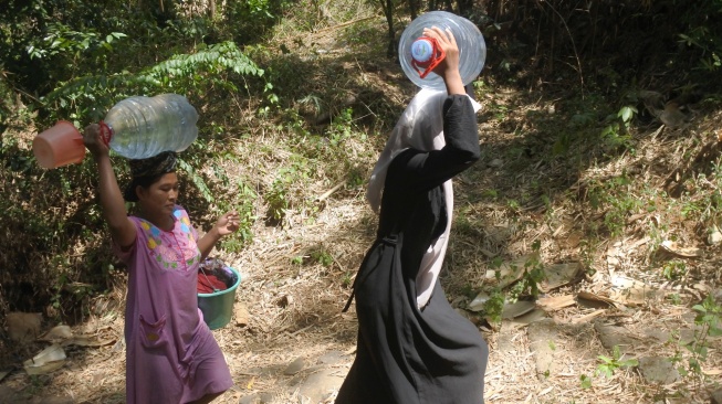 Warga membawa galon berisi air bersih seusai mengambil air di sumber mata air di Desa Gunung Putri, Suboh, Situbondo, Jawa Timur, Kamis (25/9/2025). [ANTARA FOTO/Seno/agr]