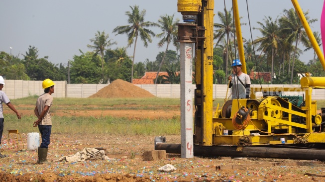 Para pekerja melakukan pamasangan tiang pancang saat memulai groundbreaking pembangunan Allurea at the Florizt di kawasan Asthara Skyfront City, Tangerang, Jumat (26/9/2025). [Handout/Suara.com]