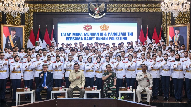 Menteri Pertahanan Sjafrie Sjamsoeddin (kedua kanan), Duta Besar Palestina Zuhair Al-Shun (kiri), Panglima TNI Jenderal TNI Agus Subiyanto (kedua kanan), dan Rektor Universitas Pertahanan Letnan Jendral TNI (Purn) Anton Nugroho (kanan) berfoto bersama kadet Universitas Pertahanan asal Palestina di Kementerian Pertahanan, Jakarta, Jumat (26/9/2025). [ANTARA FOTO/Sulthony Hasanuddin/rwa]