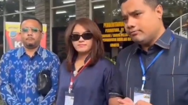 Video Hera Lubis pemiik akun @Heraloebss saat melaporkan Ferry Irwandi ke Polda Sumut. (tangkapan layar/X)
