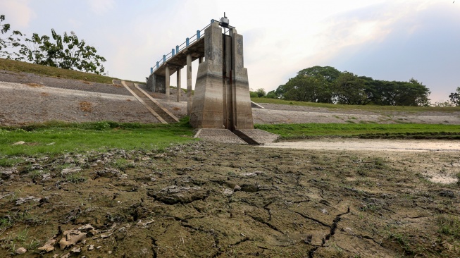 Kondisi Waduk Perning yang mengering di Jatikalen, Nganjuk, Jawa Timur, Jumat (26/9/2025). [ANTARA FOTO/Muhammad Mada/bar.]