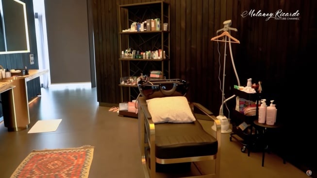 Potret rumah mewah Fitri Salhuteru (YouTube/Melaney Ricardo)