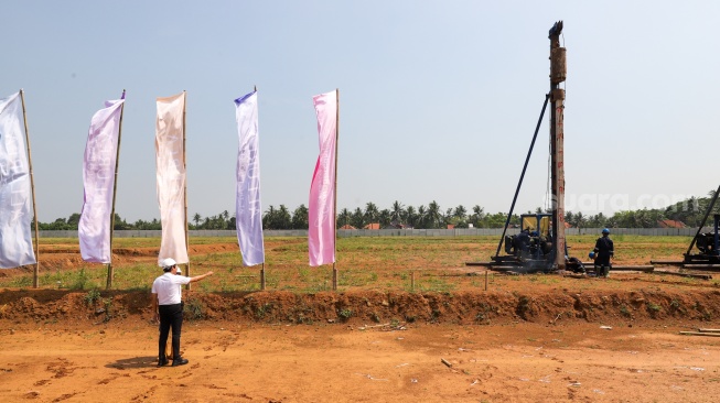 Para pekerja melakukan pamasangan tiang pancang saat memulai groundbreaking pembangunan Allurea at the Florizt di kawasan Asthara Skyfront City, Tangerang, Jumat (26/9/2025). [Handout/Suara.com]