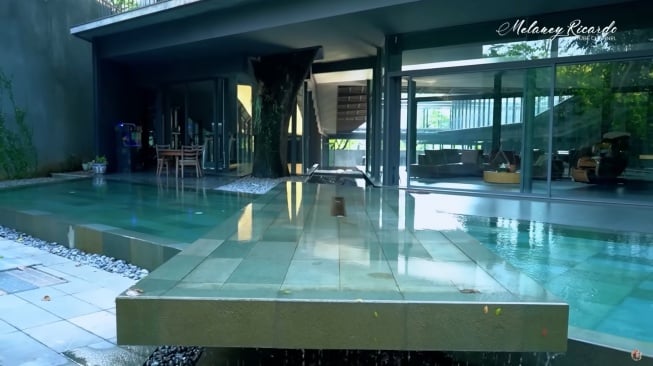 Potret rumah mewah Fitri Salhuteru (YouTube/Melaney Ricardo)