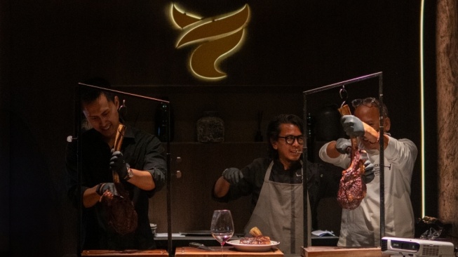 Dimas The Meatguy (kiri) dan Head Chef Meatguy Steakhouse Bintaro, Yudi (tengah).
