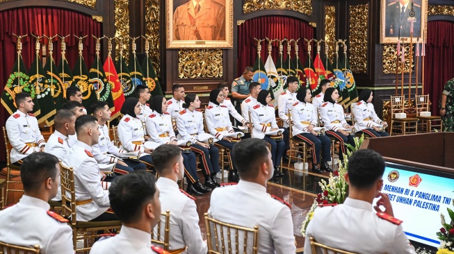 Kadet Universitas Pertahanan asal Palestina mengikuti kegiatan pengarahan di Kementerian Pertahanan, Jakarta, Jumat (26/9/2025). [ANTARA FOTO/Sulthony Hasanuddin/rwa]