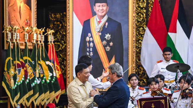 Menteri Pertahanan Sjafrie Sjamsoeddin (kiri) bersalaman dengan Duta Besar Palestina Zuhair Al-Shun (kanan) saat akan memberikan arahan kepada kadet Universitas Pertahanan asal Palestina di Kementerian Pertahanan, Jakarta, Jumat (26/9/2025). [ANTARA FOTO/Sulthony Hasanuddin/rwa]