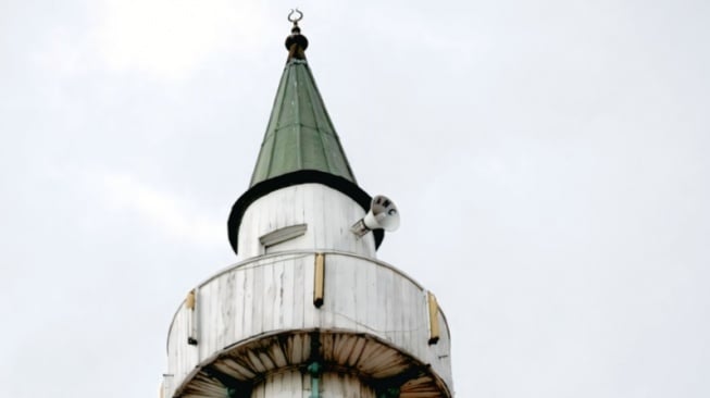 Bikin Ngakak! Aksi Mbah Samuri Promosi Akun TikTok Lewat Toa Masjid
