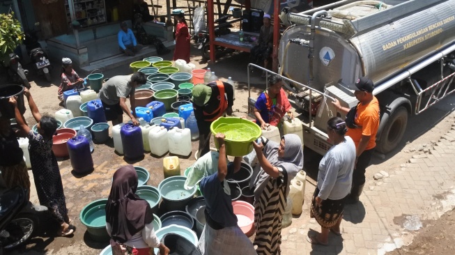Warga antri air bersih yang didistribusikan Badan Penanggulangan Bencana Daerah (BPBD) Situbondo di Desa Gunung Putri, Suboh, Situbondo, Jawa Timur, Kamis (25/9/2025). [ANTARA FOTO/Seno/agr]