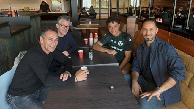 Pelatih Timnas U-23 Gerald Vanenburg dan pelatih U-20 Frank van Kempen bertemu Robin Kelder di Belanda. [Dok. IG infootballmanagement]
