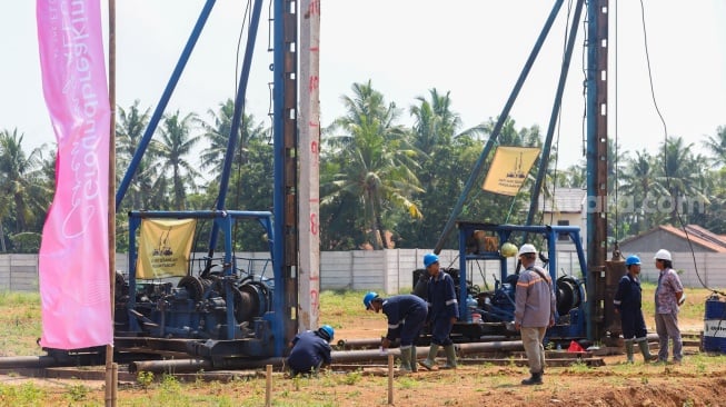 Para pekerja melakukan pamasangan tiang pancang saat memulai groundbreaking pembangunan Allurea at the Florizt di kawasan Asthara Skyfront City, Tangerang, Jumat (26/9/2025). [Handout/Suara.com]