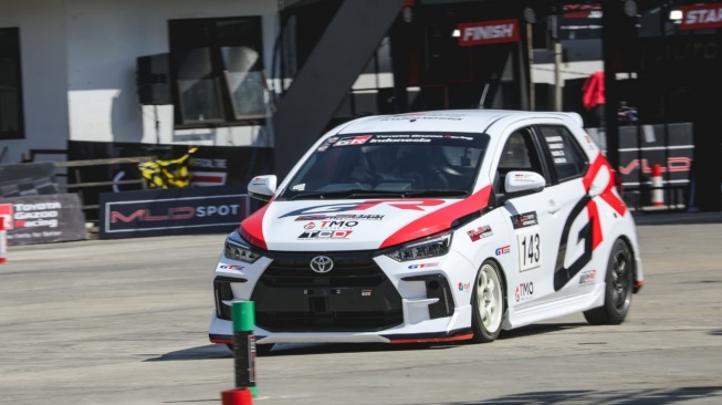 Aksi peslalom TGRI di Kejurnas Slalom 2025 menggunakan Agya GR Sport. (Foto: TGRI)