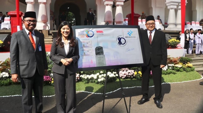 Menteri Komunikasi dan Digital (Komdigi) Meutya Hafid (tengah) dalam peringatan Hari Bhakti Postel ke-80 di Bandung. [Ist]