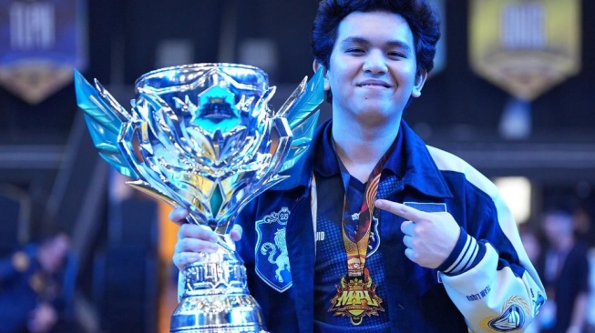 Karl Gabriel Nepomuceno atau KarlTzy, pro player Mobile Legends. [@Instagram/karlgabrielnepomucena]