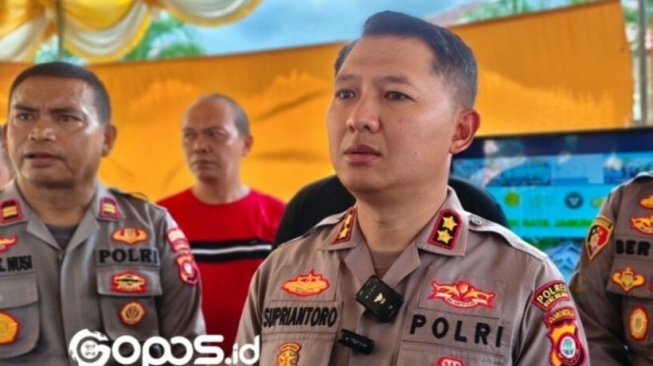 Kapolres Bone Bolango, AKBP Supriantoro menyampaikan keterangan terkait tragedi meninggalnya seorang mahasiswa Universitas Negeri Gorontalo (UNG) usai tewas setelah ikut Diksar Mapala. [Gopos.id]
