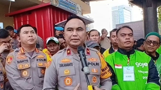 Wakapolda Metro Jaya Brigjen Pol Dekananto Eko Purwono memberikan keterangan kepada pers usai meresmikan Gerai Rakyat Mart di kawasan Juanda, Jakarta Pusat, sebagai posko Ojol Kamtibmas dan dukungan terhadap Gerakan Pangan Murah, Jumat (26/9/2025). (ANTARA)