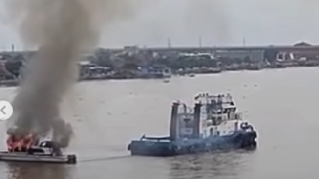 Kapal Terbakar di Sungai Musi, Warga Panik Menyaksikan dari Jembatan Musi IV