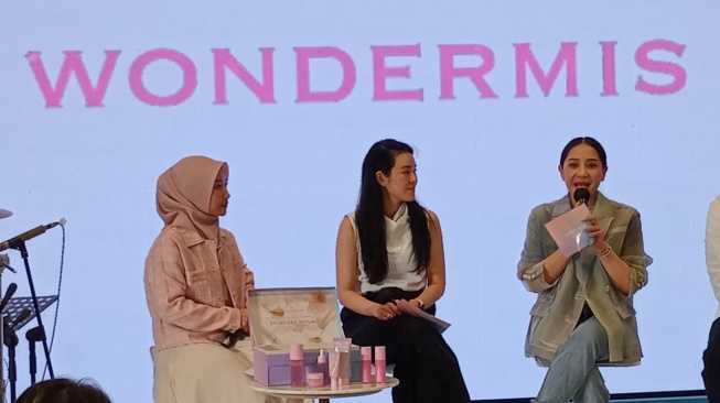 Nagita Slavina memperkenalkan produk skincare-nya, Wondermis di ajang BEAUTYSITY 2025 yang berlangsung pada 25–28 September 2025 di City Hall, Pondok Indah Mall 3. [Wondermis]