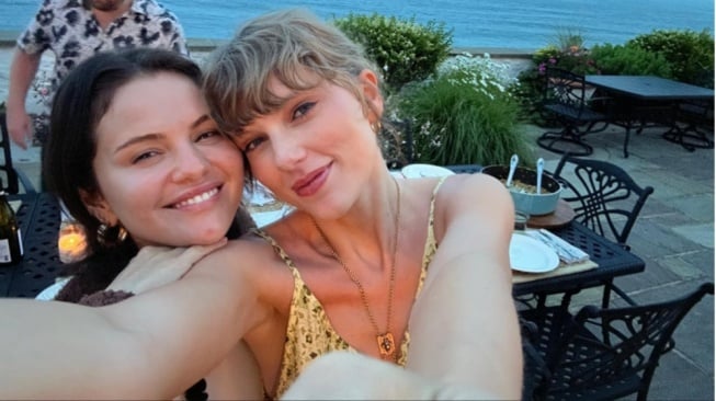 Taylor Swift Sewa Rumah Demi Hadiri Pernikahan Selena Gomez dan Benny Blanco
