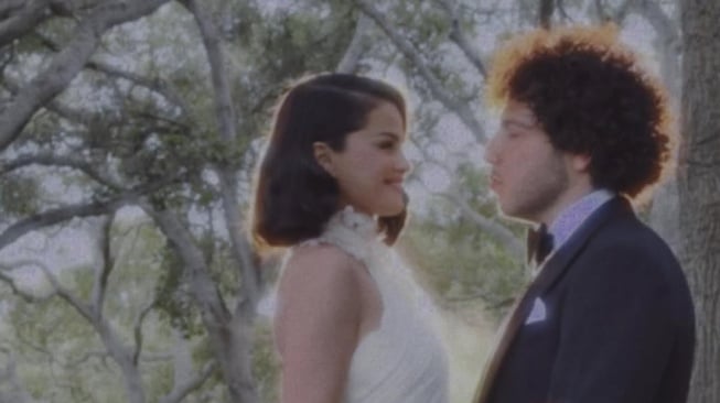 8 Fakta Pernikahan Selena Gomez dan Benny Blanco, Ini Potret Intimate Wedding Mereka