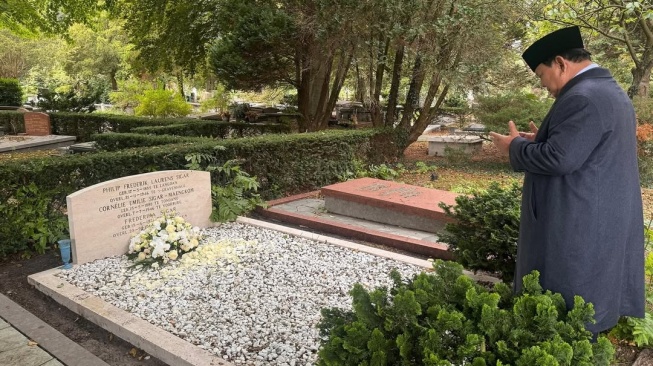 Presiden Prabowo Subianto ziarah ke makam kakek dan nenek di Belanda (Instagram/@prabowo)