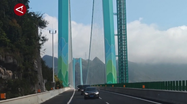 Jembatan Tertinggi di Dunia Dibuka: Perjalanan 2 Jam Jadi 2 Menit