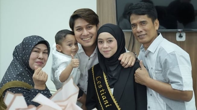 Orang Tua Lesti Kejora di Kampung Kerja Apa? Dipuji Tetap Sederhana meski Anak-Mantu Kaya Raya