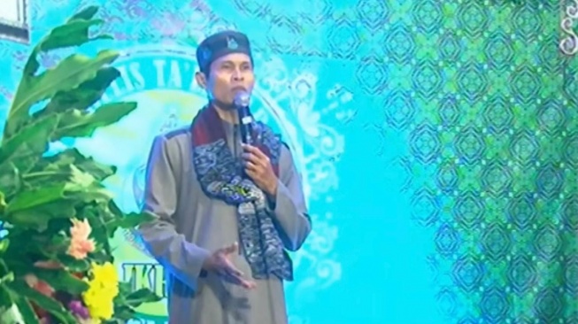 Ustaz Masturo Rohili ditetapkan menjadi tersangka pencabulan. [Tangkapan layar YoutTube]