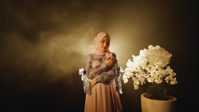 Potret perut buncit Nissa Sabyan [Instagram/nissa_sabyan]
