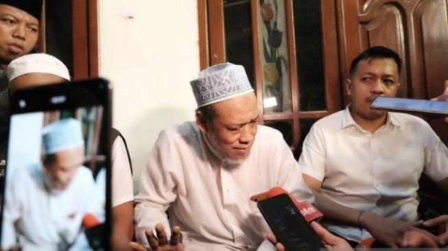 Pengasuh Ponpes Putra Al Khoziny Kecamatan Buduran, Sidoarjo, KH Raden Abdus Salam Mujib saat memberikan keterangan kepada awak media di sekitar lokasi kejadian, Senin (29/9/2025) [Suara.com/ANTARA]