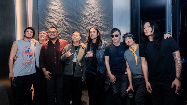 Dari 'Radja' ke 'Benci Mencinta': Loh Kok Tum Band Bawa Nostalgia dan Kejutan di W Super Club