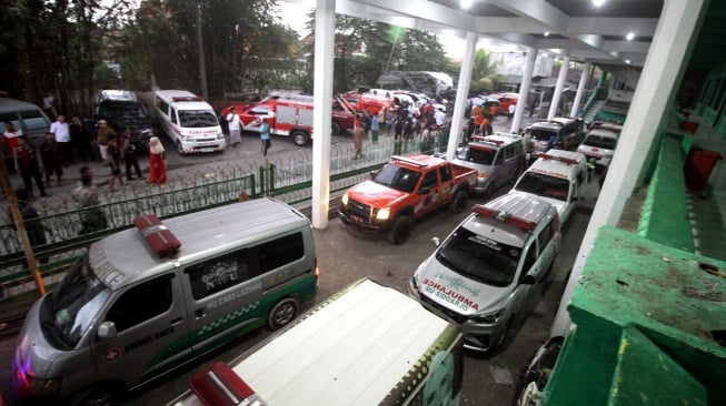 Sejumlah mobil ambulance disiapkan untuk korban bangunan musala yang ambruk di Pondok Pesantren (Ponpes) Al Khoziny di Kecamatan Buduran, Sidoarjo, Jawa Timur, Senin (29/9/2025). [ANTARA FOTO/Umarul Faruq/bar]
