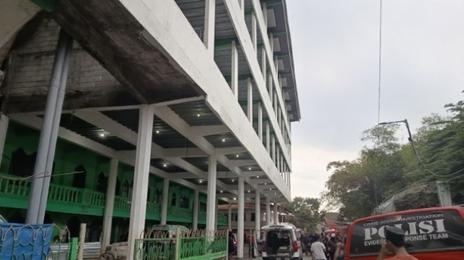 Susasana Ponpes Al Khoziny Sidoarjo yang dipenuhi ambulans usai sebuah musala di dalam kompleks ponpes ambruk, Senin (29/9/2025) [Suara.com/ANTARA]